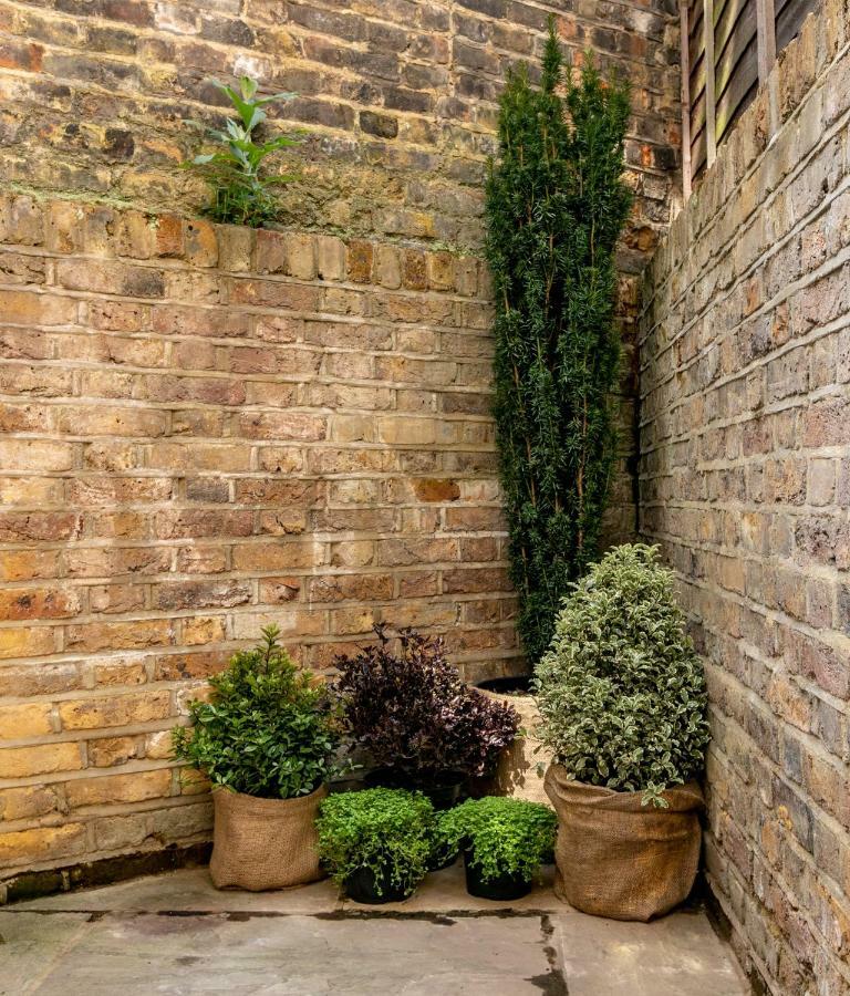 Apartment With Private Patio, And Park Across The Road (Adults Only) London Eksteriør billede