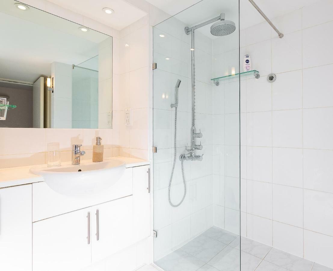 Apartment With Private Patio, And Park Across The Road (Adults Only) London Eksteriør billede