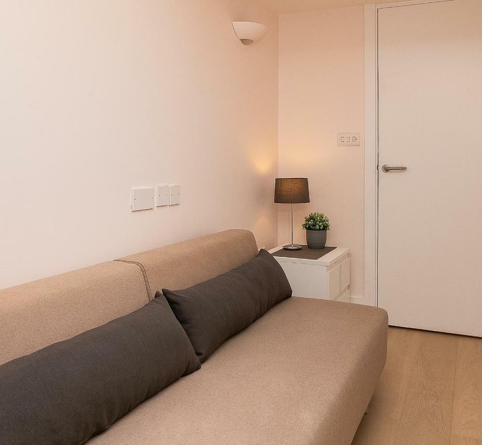 Apartment With Private Patio, And Park Across The Road (Adults Only) London Eksteriør billede