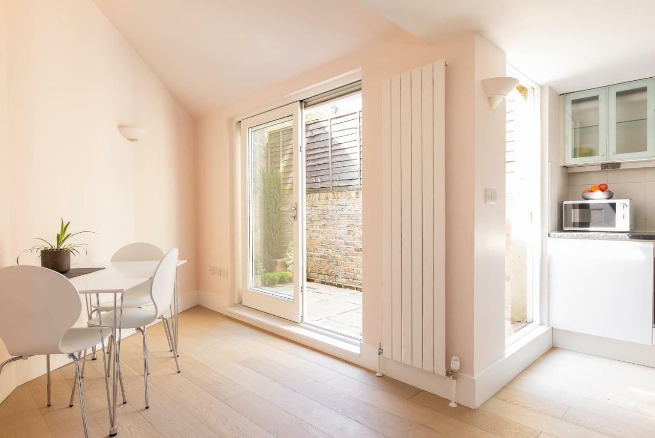 Apartment With Private Patio, And Park Across The Road (Adults Only) London Eksteriør billede